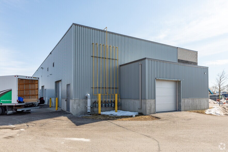 1472 Thornton Rd N, Oshawa, ON à vendre - Photo de l’immeuble – Image 2 sur 2
