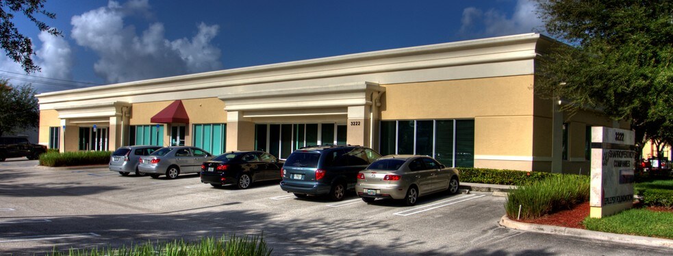3233 Commerce Pl, West Palm Beach, FL à louer - Photo de l’immeuble – Image 2 sur 4