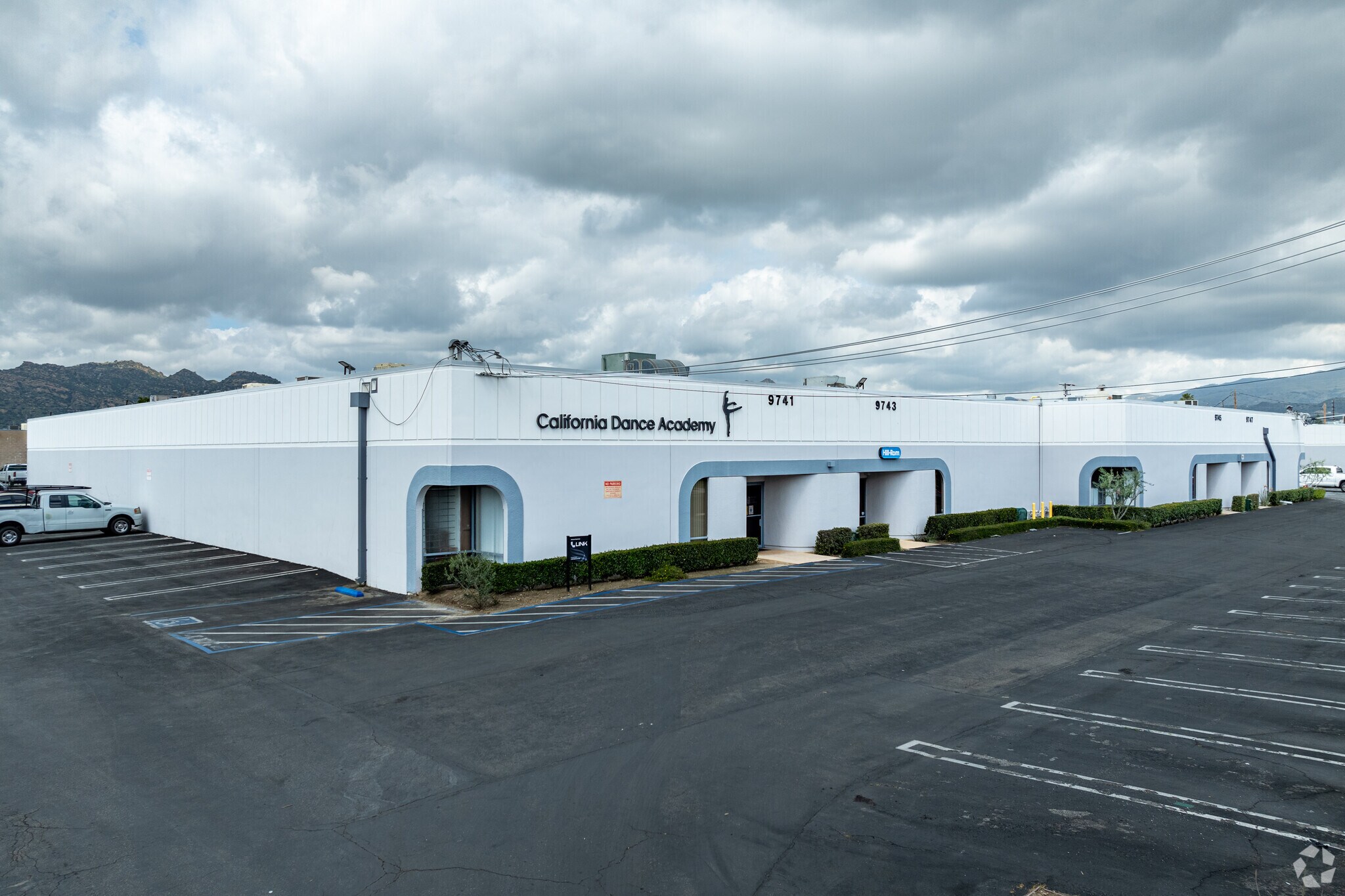 9741-9803 Independence Ave, Chatsworth, CA à louer Photo principale– Image 1 sur 8