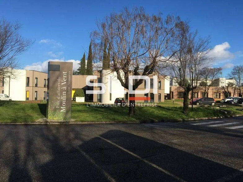 Local d’activités dans Vénissieux à louer - Photo de l’immeuble – Image 1 sur 7