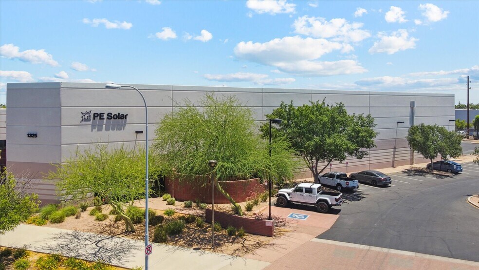 1325 W Auto Dr, Tempe, AZ à louer - Photo de l’immeuble – Image 2 sur 10