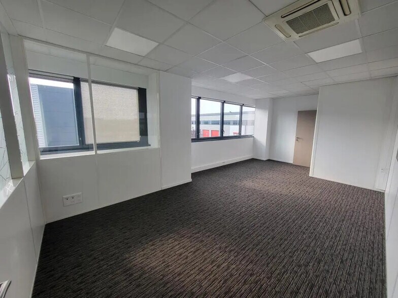 355 Avenue Henri Schneider, Meyzieu à louer - Photo de l’immeuble – Image 2 sur 6