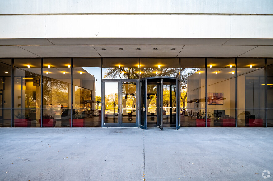 100 N Central Expy, Richardson, TX à louer - Photo de l’immeuble – Image 1 sur 8