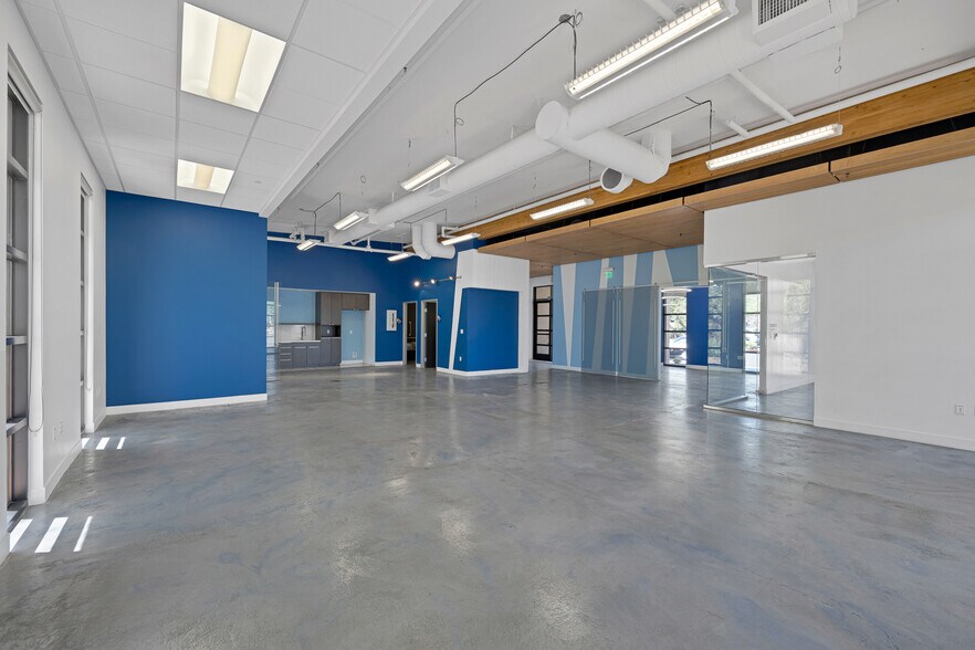 1725 Village Center Cir, Las Vegas, NV à louer - Photo de l’immeuble – Image 3 sur 15