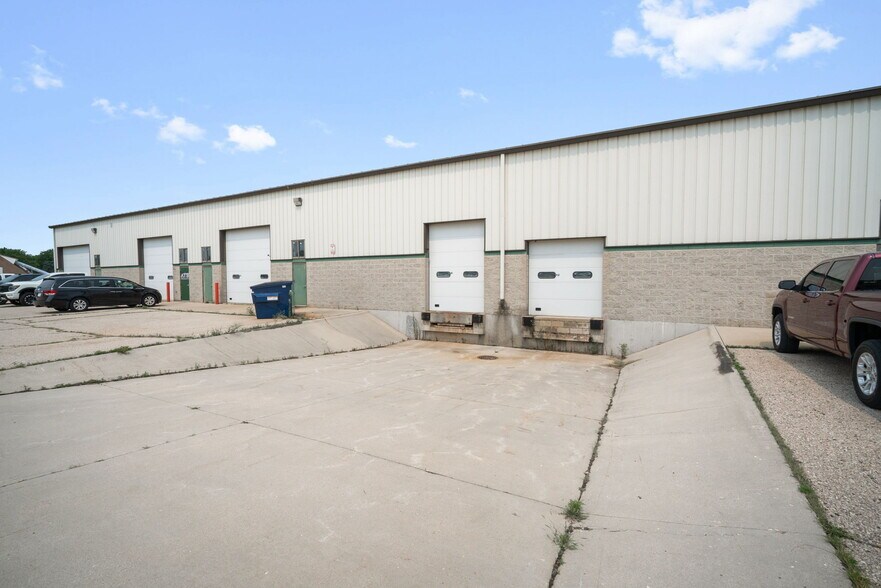 6417 Stockhausen Ln, West Bend, WI à vendre - Photo de l’immeuble – Image 2 sur 7