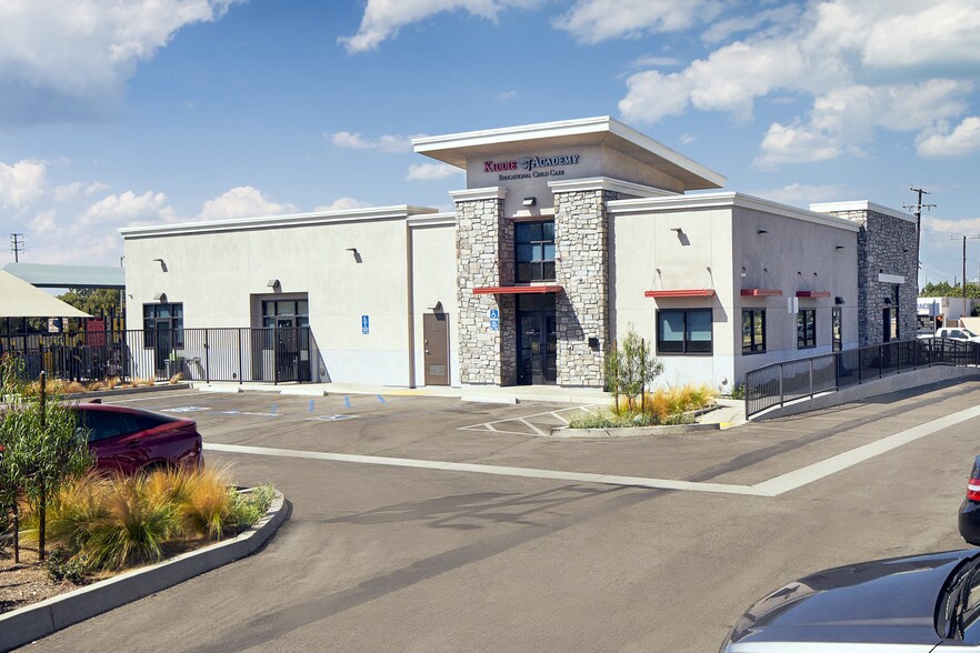 1345 N Grand Ave, Santa Ana, CA à vendre - Photo de l’immeuble – Image 2 sur 8