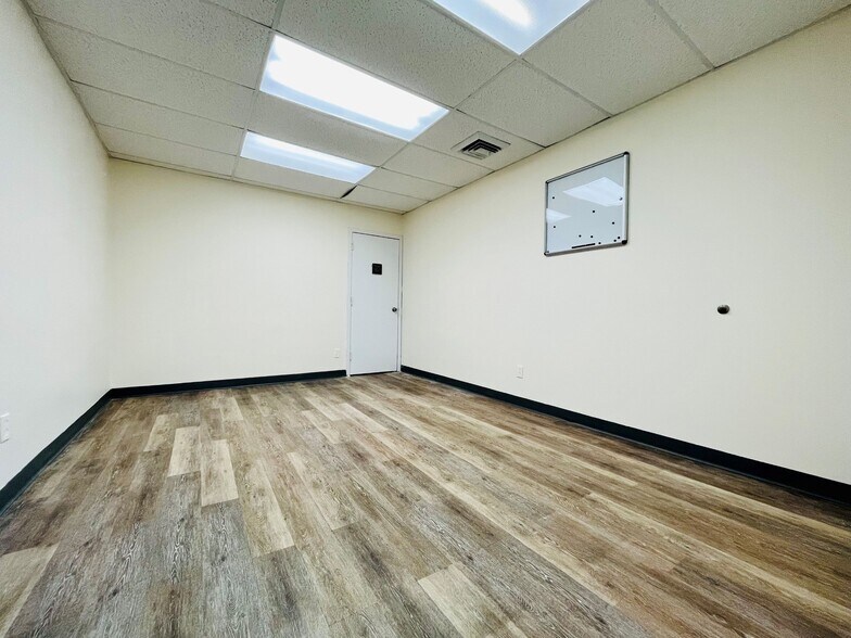 220-05 Jamaica Ave, Queens Village, NY à louer - Photo de l’immeuble – Image 3 sur 14