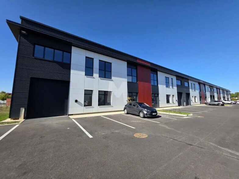 Local d'activités dans Lieusaint à vendre - Photo de l’immeuble – Image 2 sur 7