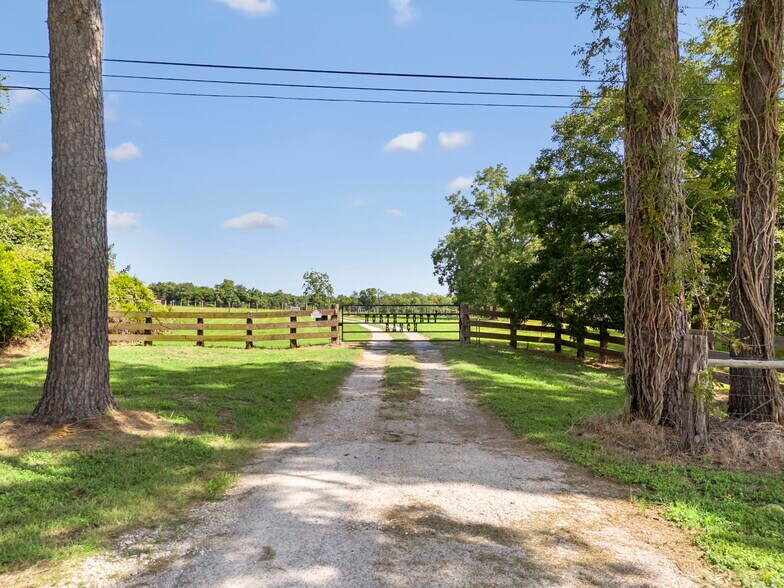 18121 TX-105, Plantersville, TX à vendre - Photo de l’immeuble – Image 2 sur 28