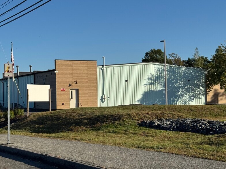 70 Frank Mossberg Dr, Attleboro, MA à louer - Photo de l’immeuble – Image 2 sur 5