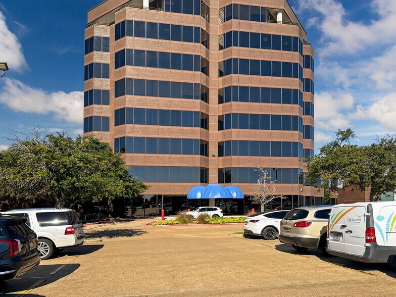 1716 Briarcrest Dr, Bryan, TX à louer - Photo de l’immeuble – Image 3 sur 12