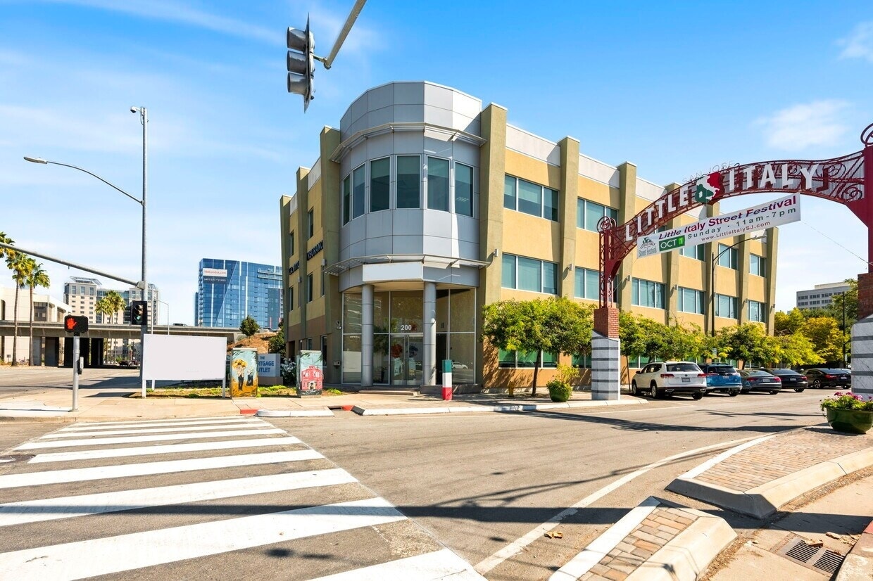 200 N Almaden Blvd, San Jose, CA à louer Photo de l’immeuble– Image 1 sur 11
