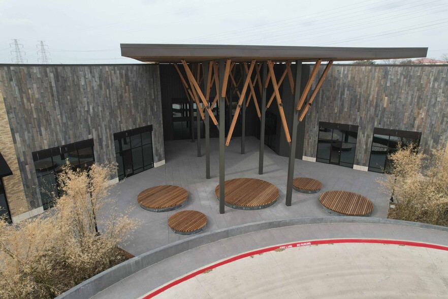 NWC Old Denton Rd & E Jackson Rd, Carrollton, TX à louer - Photo principale – Image 1 sur 4