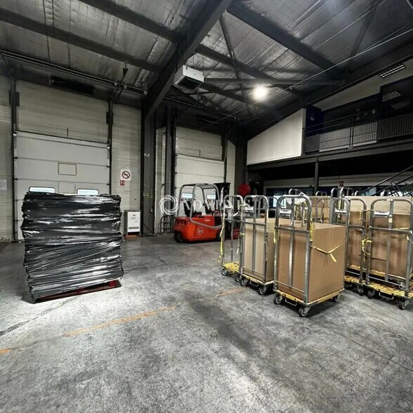 Industriel/Logistique dans  à louer - Photo de l’immeuble – Image 3 sur 7