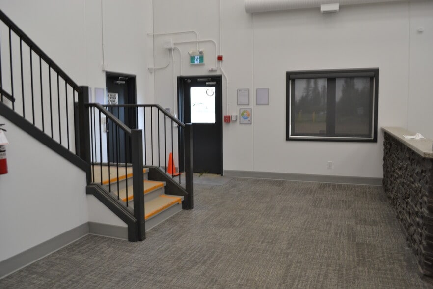 70 Queens Dr, Red Deer County, AB à vendre - Photo de l’immeuble – Image 3 sur 18