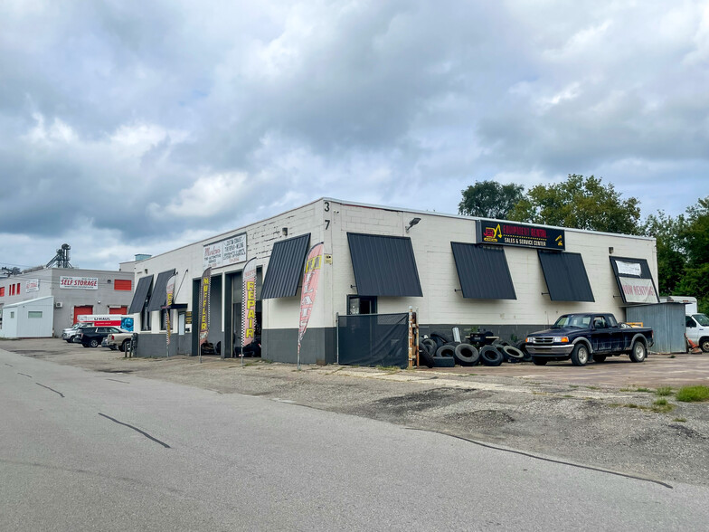 375 E 2nd St, Imlay City, MI à louer - Photo de l’immeuble – Image 1 sur 10