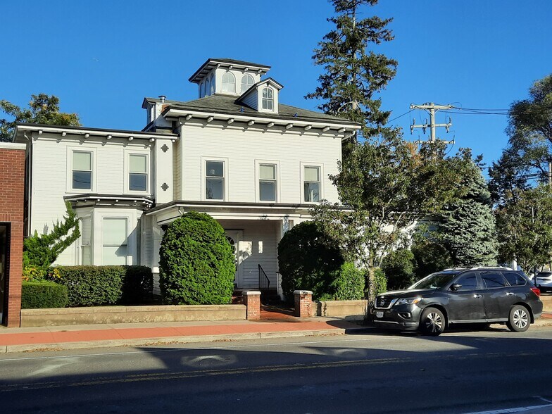 206 Roanoke Ave, Riverhead, NY à louer - Photo de l’immeuble – Image 3 sur 9