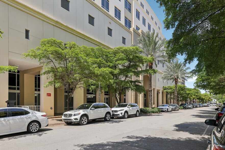 135 San Lorenzo Ave, Coral Gables, FL à vendre - Photo de l’immeuble – Image 2 sur 30