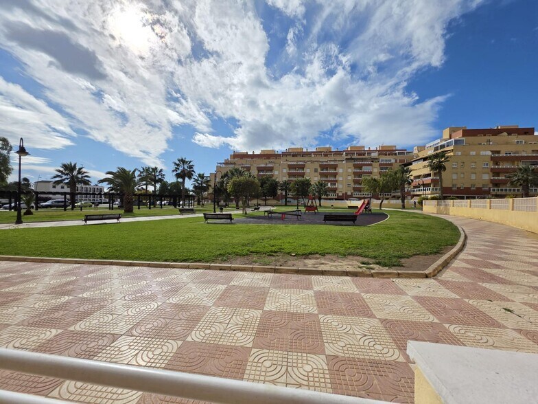 Local commercial dans Roquetas de Mar à louer - Photo de l’immeuble – Image 3 sur 9