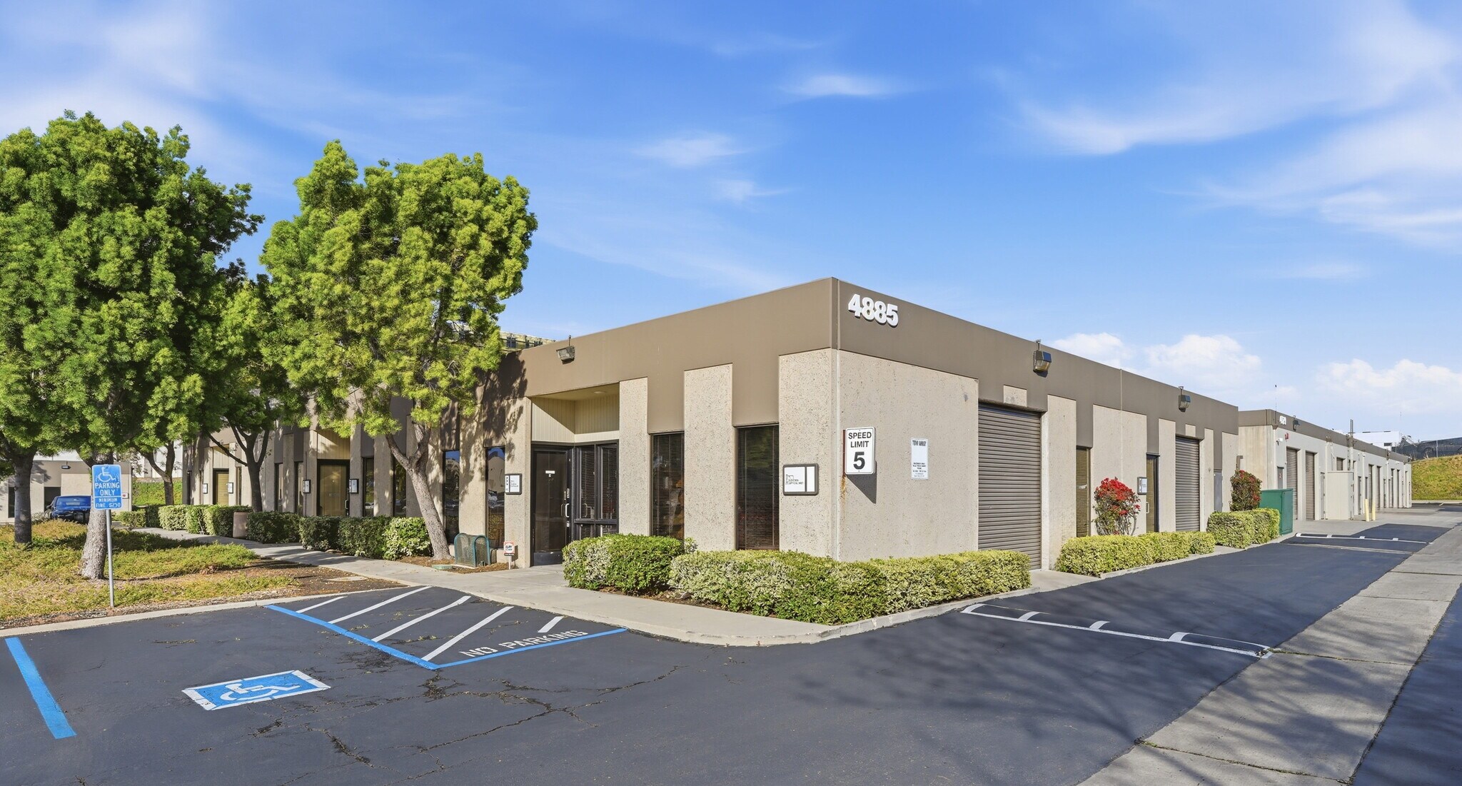 4883 Ronson Ct, San Diego, CA à louer Photo de l’immeuble– Image 1 sur 11