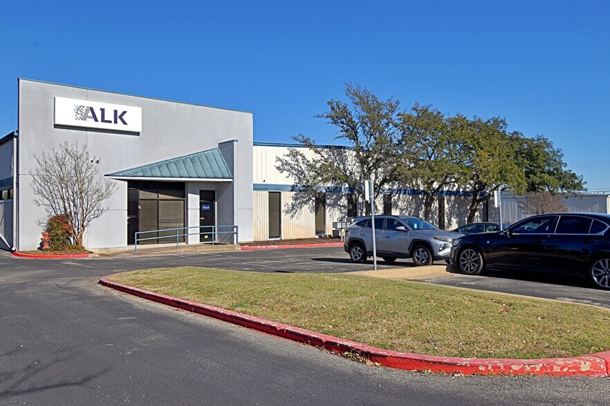 1700 Royston Ln, Round Rock, TX à vendre - Photo de l’immeuble – Image 2 sur 23