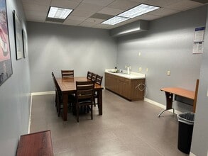 1551 N Tustin Ave, Santa Ana, CA à louer Photo intérieure– Image 1 sur 3