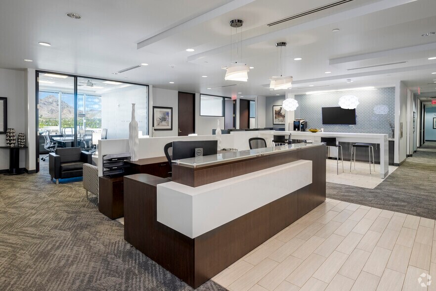 2415 E Camelback Rd, Phoenix, AZ à louer - Photo intérieure – Image 1 sur 39