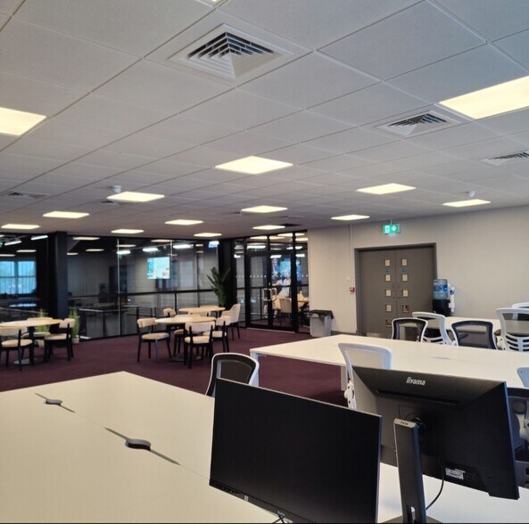 1 Triumph Rd, Londres à louer - Photo de l’immeuble – Image 2 sur 4