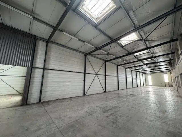 Industriel/Logistique dans La Monnerie-le-Montel à louer - Photo de l’immeuble – Image 1 sur 5