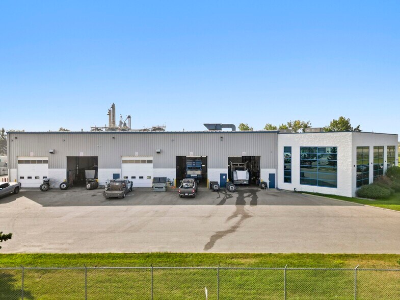 8014 Edgar Industrial Cres, Red Deer, AB à louer - Photo de l’immeuble – Image 3 sur 11
