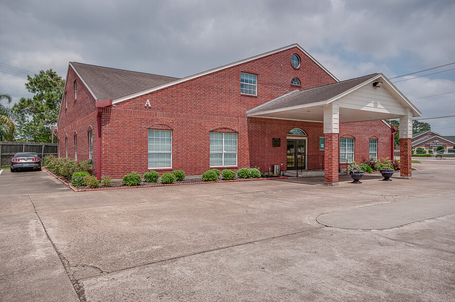1414 S Friendswood Dr, Friendswood, TX à louer - Photo de l’immeuble – Image 1 sur 5