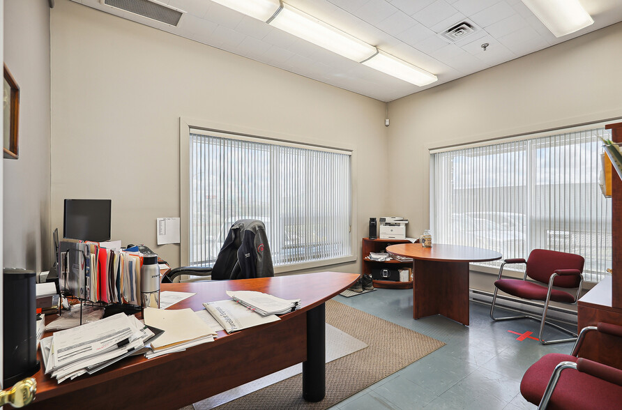 1425 Boul Pitfield, Saint-Laurent, QC à vendre - Photo de l’immeuble – Image 3 sur 5