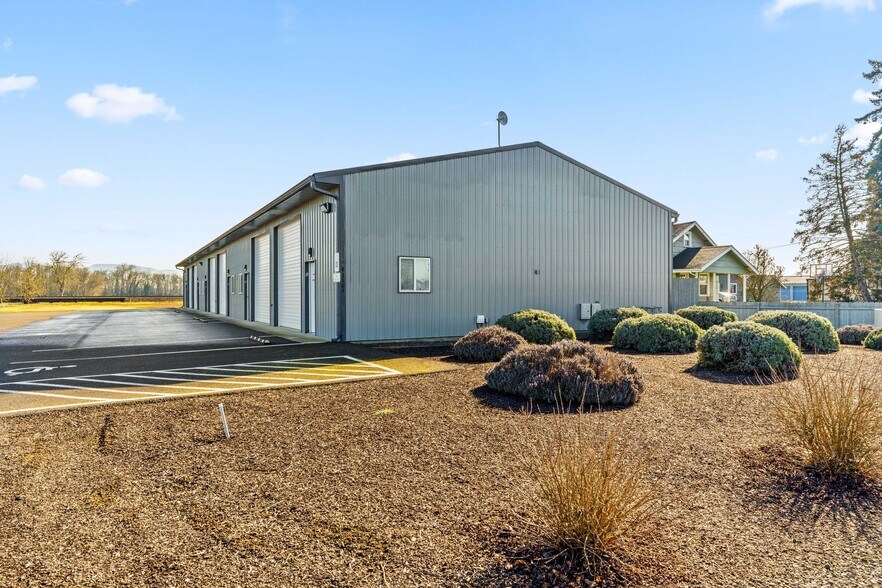 93303 Prairie Rd, Junction City, OR à louer - Photo de l’immeuble – Image 3 sur 6