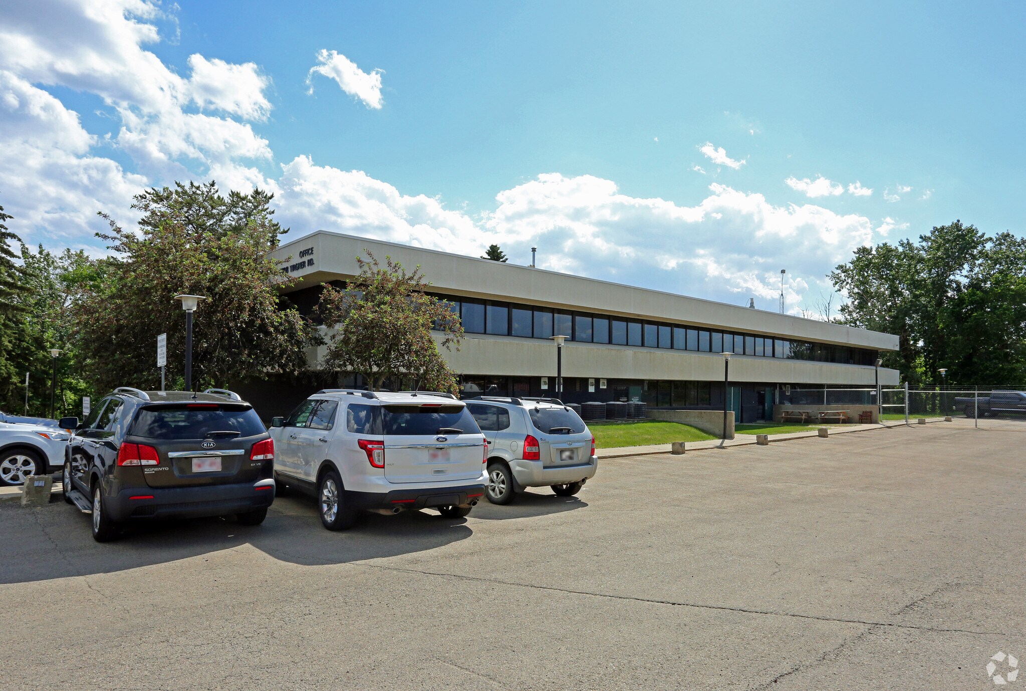 7708 Wagner Rd NW, Edmonton, AB à louer Photo principale– Image 1 sur 5