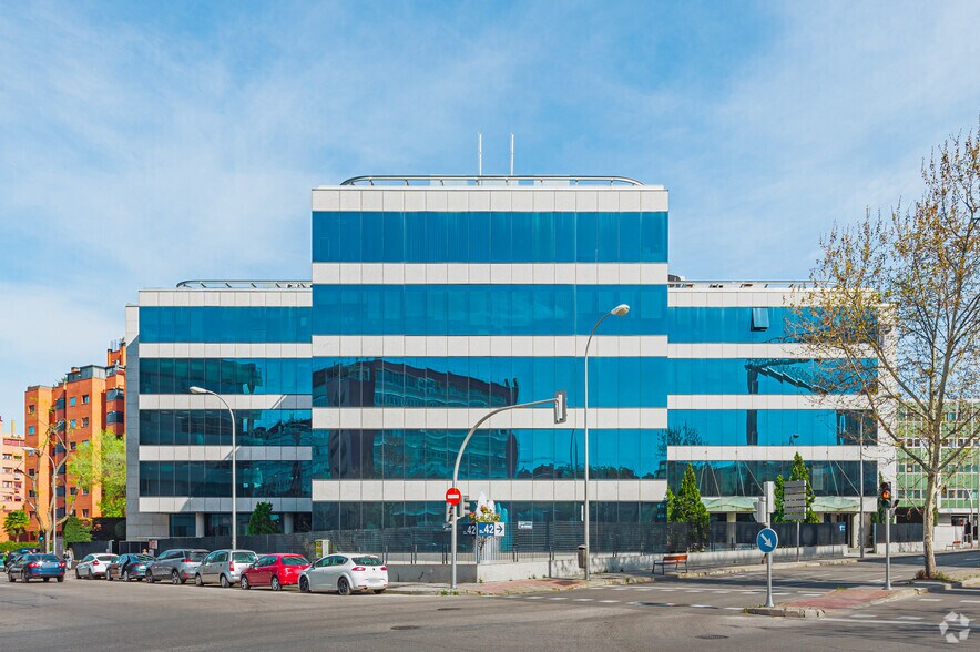 Calle de Julián Camarillo, 42, Madrid, Madrid à louer - Photo de l’immeuble – Image 3 sur 4