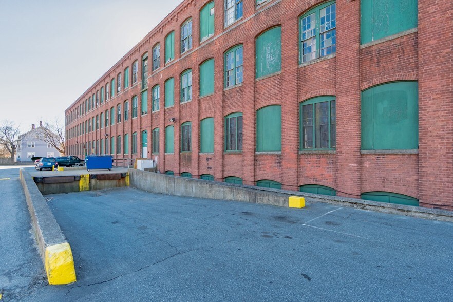 125-135 Clay St, Central Falls, RI à louer - Photo de l’immeuble – Image 3 sur 11