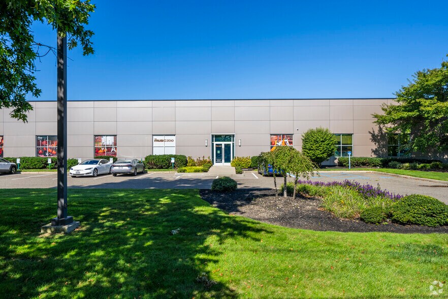 123 Smith St, Farmingdale, NY à louer - Photo de l’immeuble – Image 2 sur 5