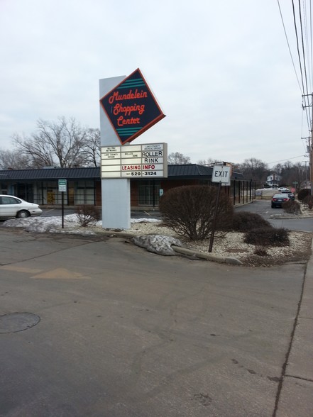 155 N Seymour Ave, Mundelein, IL à louer - Photo de l’immeuble – Image 2 sur 12