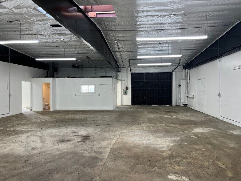 11815-11821 Vose St, North Hollywood, CA à louer - Photo intérieure – Image 3 sur 7