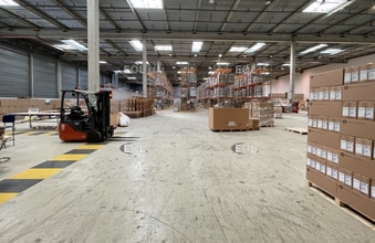 Industriel/Logistique dans Éragny à louer Photo intérieure– Image 1 sur 5