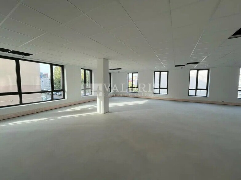 Bureau dans Vénissieux à vendre - Photo de l’immeuble – Image 2 sur 12