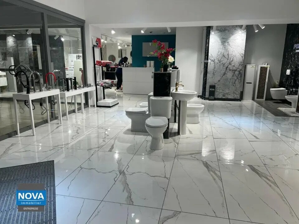 Local commercial dans Le Thillay à louer Photo de l’immeuble– Image 1 sur 4