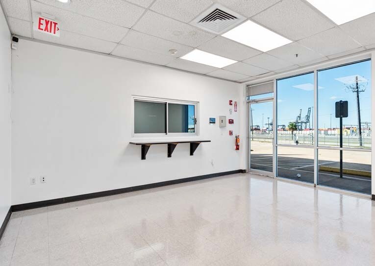 1300 E Barbours Cut Blvd, La Porte, TX à louer Photo intérieure– Image 1 sur 3