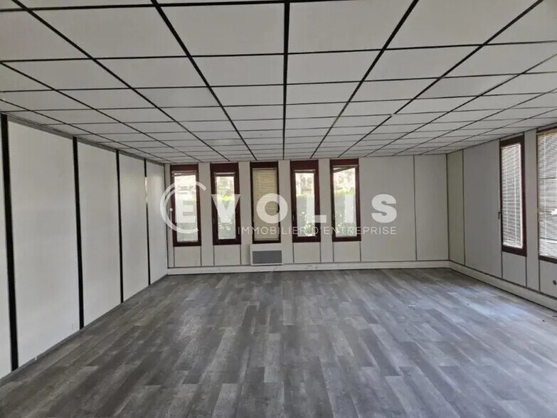 6 Avenue Des Andes, Les Ulis à louer - Photo de l’immeuble – Image 3 sur 6