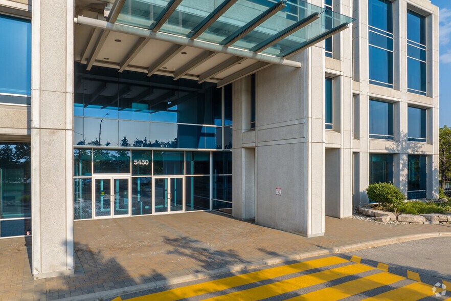 5450 Explorer Dr, Mississauga, ON à louer - Photo de l’immeuble – Image 3 sur 7