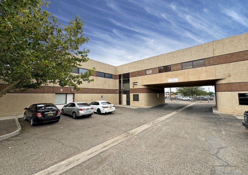 2415 Princeton Dr NE, Albuquerque, NM à vendre - Photo de l’immeuble – Image 1 sur 14