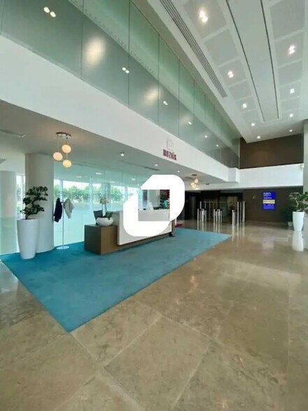 Bureau dans Rueil-Malmaison à louer - Photo de l’immeuble – Image 3 sur 29