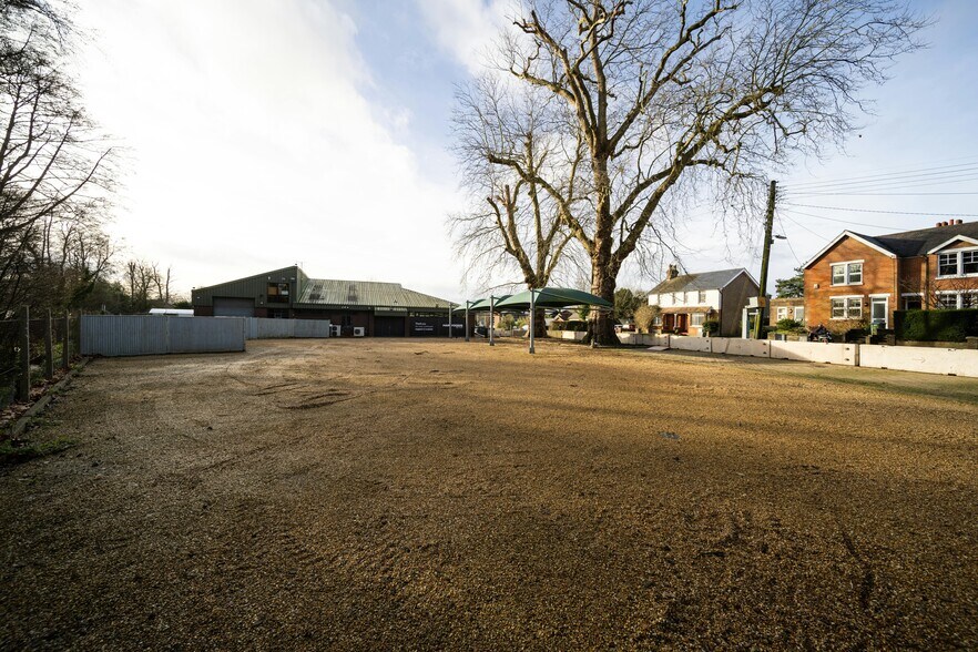 Harwoods Pulborough London Road portefeuille de 2 biens à vendre sur LoopNet.fr - Photo de l’immeuble – Image 2 sur 6