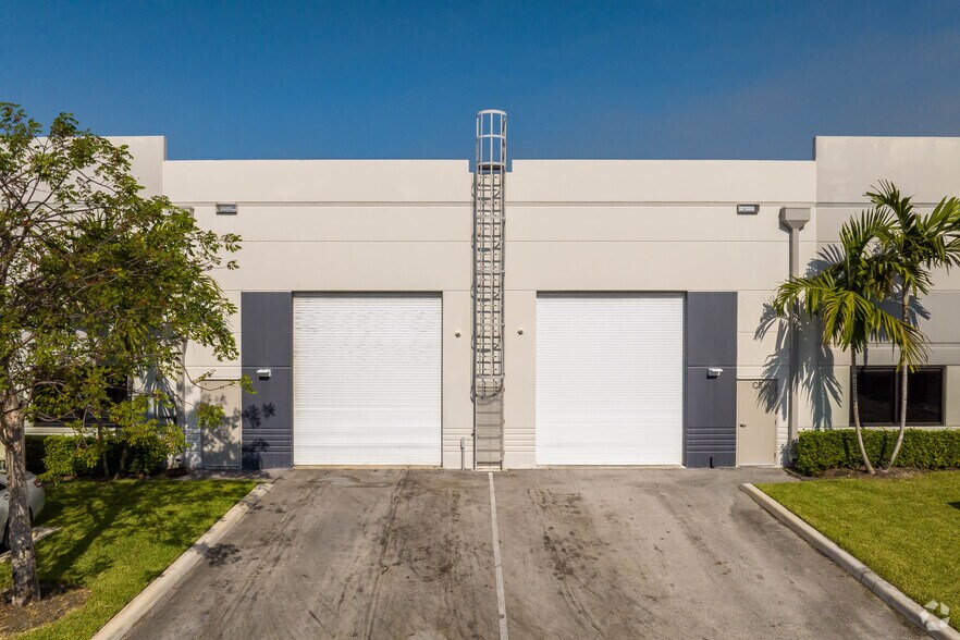 3420 NW 27th Ave, Pompano Beach, FL à louer - Photo de l’immeuble – Image 3 sur 10