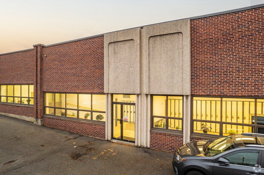 310-400 Boul Montpellier, Montréal, QC à louer - Photo de l’immeuble – Image 2 sur 4